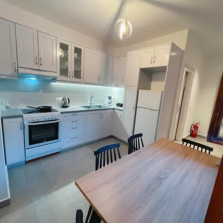 Country House, Lagoudi Village بيت للعطل
