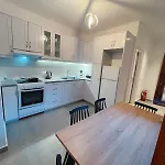 Country House, Lagoudi Village بيت للعطل
