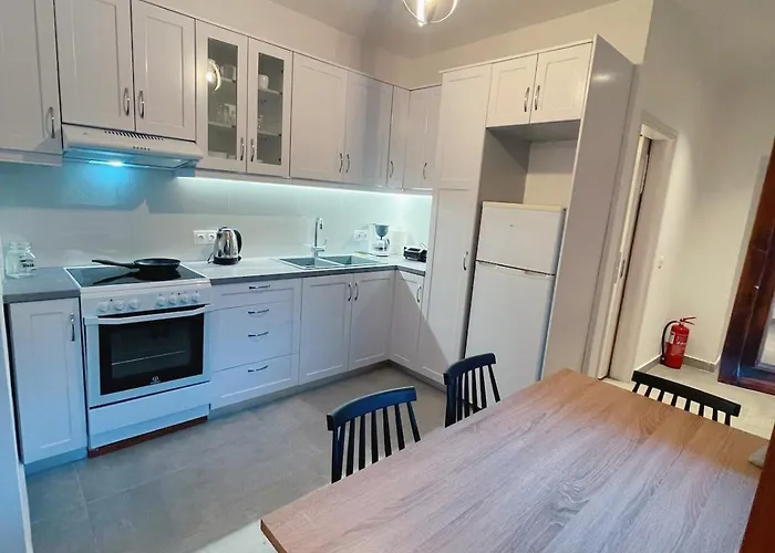 Country House, Lagoudi Village بيت للعطل